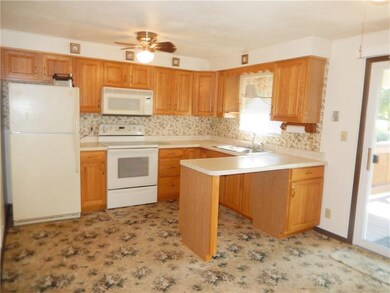 Large kitchen with all appliances and cute breakfa