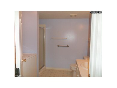1st floor full bath/laundry combo