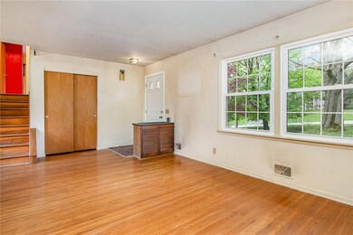 ENTRY/ LIVING ROOM