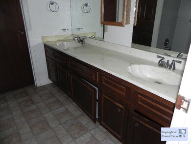 1011 N King St, Seguin, TX 78155 - photo 4