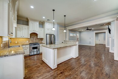 Great Kitchen open to living area!