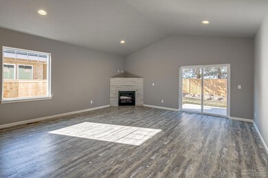 745 NW Rimrock Dr, Redmond, OR 97756 - photo 4