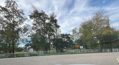 0 E Hufsmith unit 27435264, Tomball, TX 77375 - photo 2