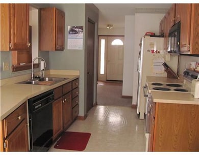 3810 Pinelawn Dr, Erie, PA 16506 - photo 4