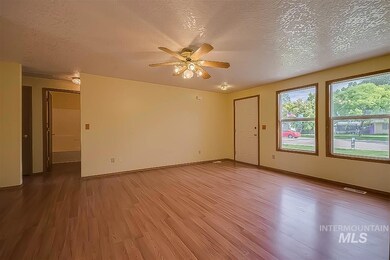 607 E Selway Dr, Homedale, ID 83628 - photo 4