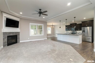 1437 W 39th St, Davenport, IA 52806 - photo 6