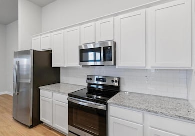 Kitchen with appliances with stainless steel fini