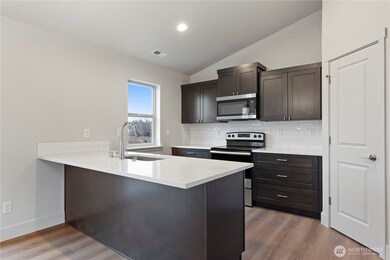 202 N Sandy Loop, Moses Lake, WA 98837 - photo 4