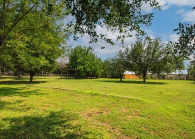 509 W Burbank St, Fredericksburg, TX 78624 - photo 3