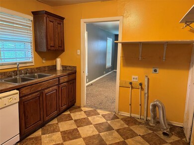 605 S Howeth St, Gainesville, TX 76240 - photo 5