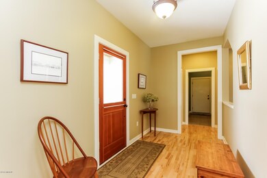 004-Foyer-2307474-medium