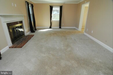 8905 Royal Ridge Ln, Laurel, MD 20708 - photo 5