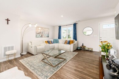 W_4282_Salt_Spring_Ln-003