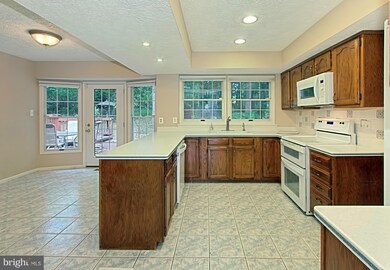 12039 Lake Newport Rd, Reston, VA 20194 - photo 6