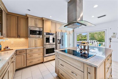 Courmet Kitchen with double oven, Island stove top
