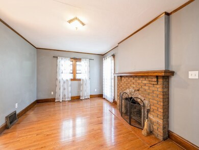 1811 2nd St SW, Cedar Rapids, IA 52404 - photo 3