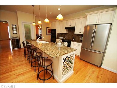 Kitchen - Gourmet eat-in kitchen with large island