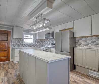 426 Emerson St, Vandergrift, PA 15690 - photo 3