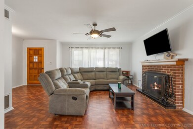 Large open living - dining