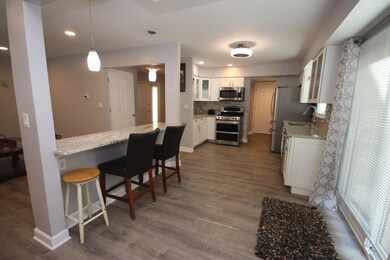 1098 Viewpoint Dr, Lake In the Hills, IL 60156 - photo 4