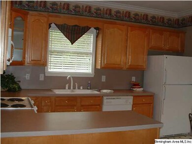 Great breakfast bar in kitchen