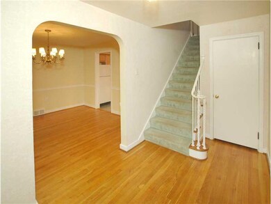 Entry/Foyer.
