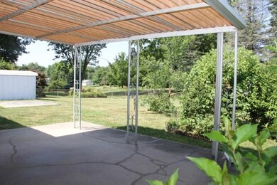 111 E 28th St S, Newton, IA 50208 - photo 3