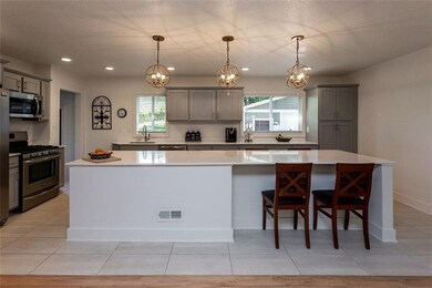 842 Cummins Pkwy, Des Moines, IA 50312 - photo 3