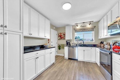 610 Cobblestone Cir unit F, Glenview, IL 60025 - photo 3