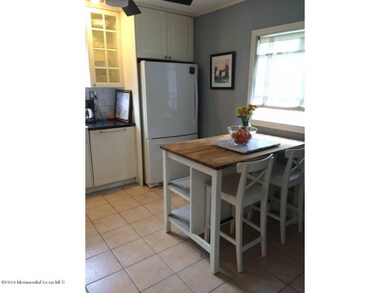 06-Eat-in kitchen