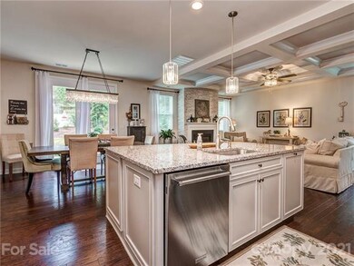 Tons of cabinet /counter space