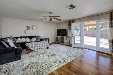Ivanhoe - Family Room off Kitchen 1U7A00