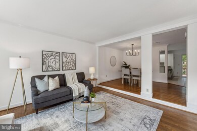 8038 Merry Oaks Ct, Vienna, VA 22182 - photo 4