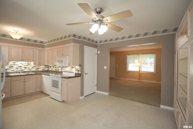 634 Westerfield Rd, Davenport, IA 52806 - photo 5