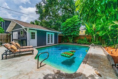 Large sparkling pool with plenty of entertainment 