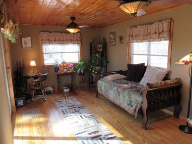 This room has a filetered view of Milton 3 Ponds. 
