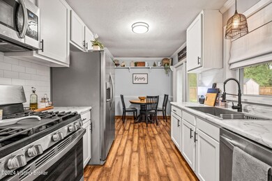 8-web-or-mls-7507-hallmark-dr