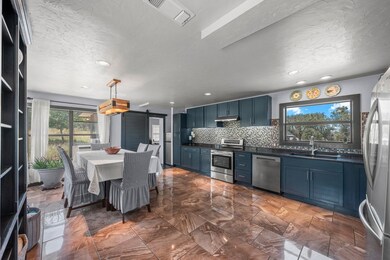 Kitchen & Dining