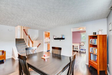 978 Green Trails Ct-large-007-010-Living