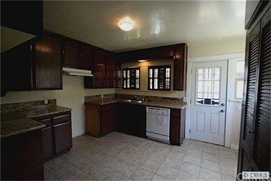 LARGE KITCHEN