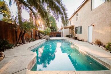 Beautiful pool with brand new energy efficient poo
