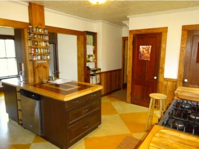 Side entry/mudroom into KIT