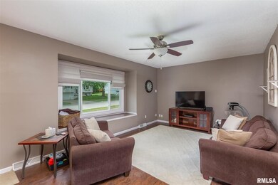 2705 E 35th St, Davenport, IA 52807 - photo 2