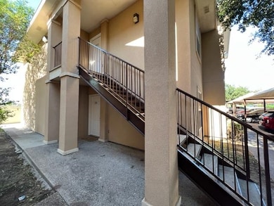 2720 Camelot Dr unit 202, Laredo, TX 78041 - photo 2