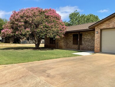 310 Broadmoor St, Fredericksburg, TX 78624 - photo 2