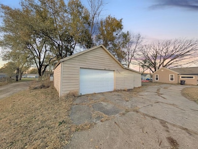 810 SE 10th St, Des Moines, IA 50309 - photo 2