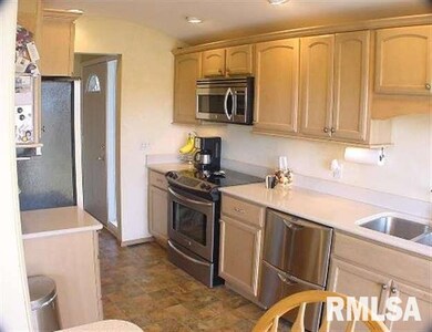 1817 W 36th St, Davenport, IA 52806 - photo 6