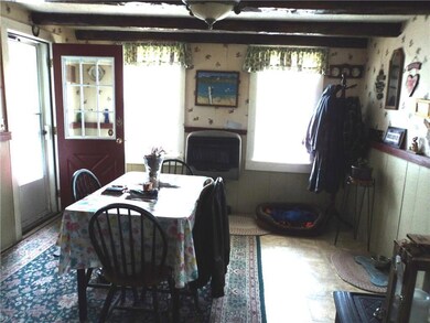 Driveway entry with dining area