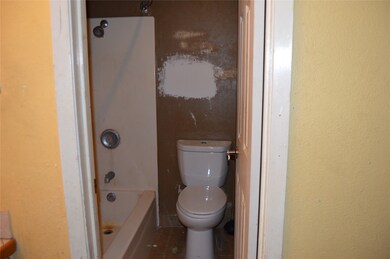 8715 Saratoga Forest Dr, Houston, TX 77088 - photo 7