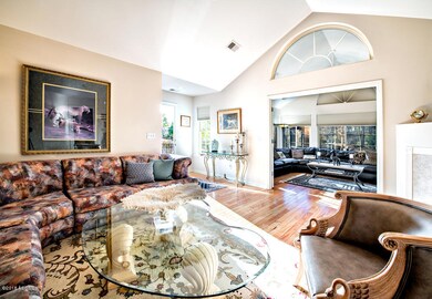 2164 abbeyglenway_livingroom